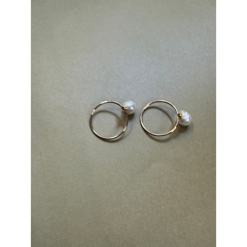 Vintage Faux Pearl Circle Hoop Post Earrings Gold Tone Open Hoop E510