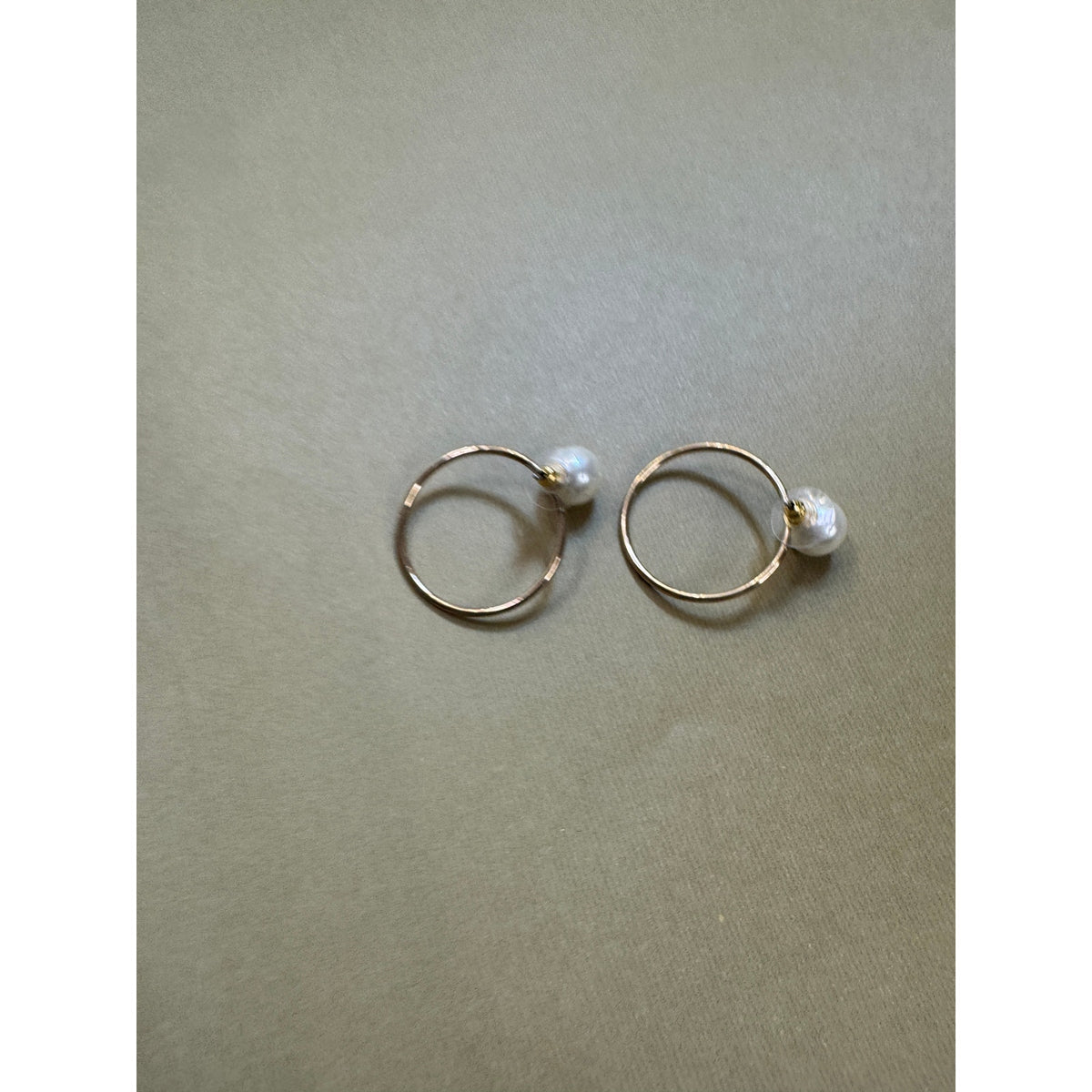 Vintage Faux Pearl Circle Hoop Post Earrings Gold Tone Open Hoop E510