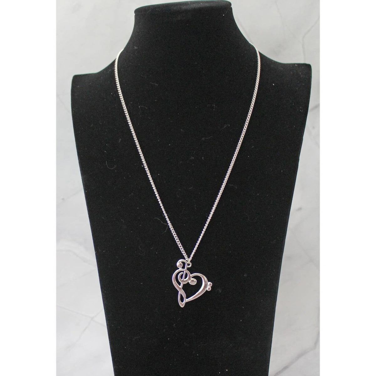 Pre-Owned Silver Toned Necklace with Fancy Heart Shaped Pendant N57
