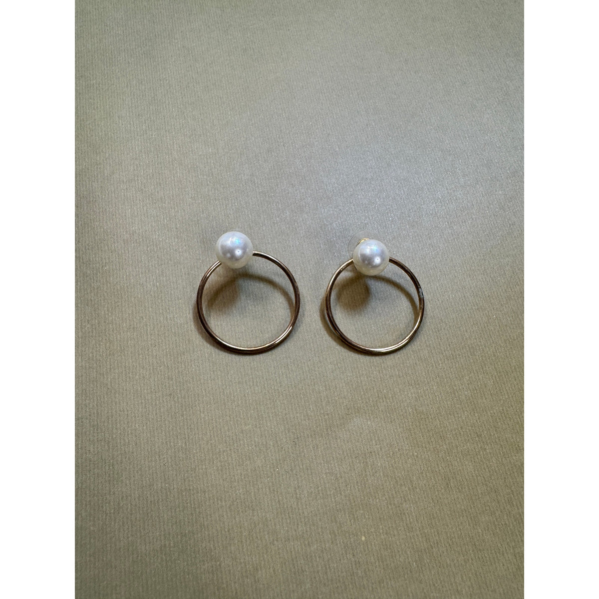 Vintage Faux Pearl Circle Hoop Post Earrings Gold Tone Open Hoop E510