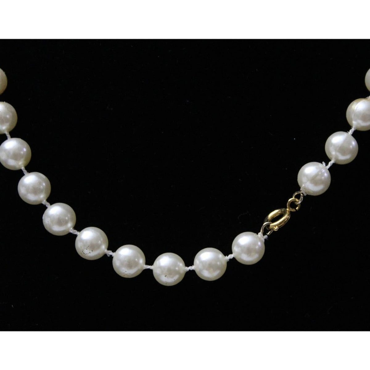 Vintage Ivory Colored Faux Pearl Necklace 18 Inches N86A