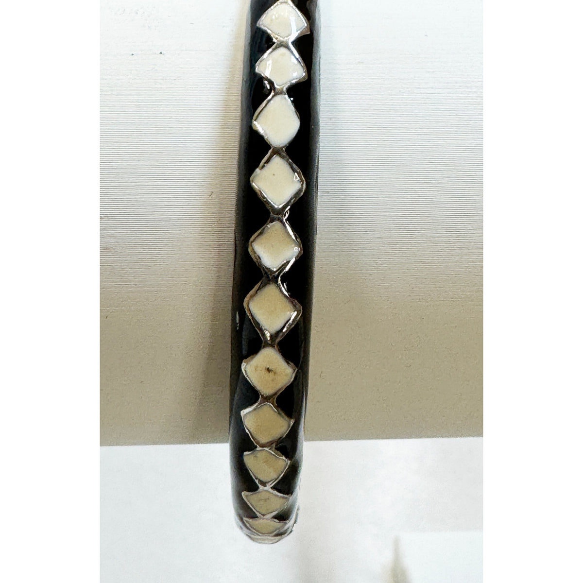 intage Black White Enamel Hinged Bangle Tone Geometric 1/4"  B084