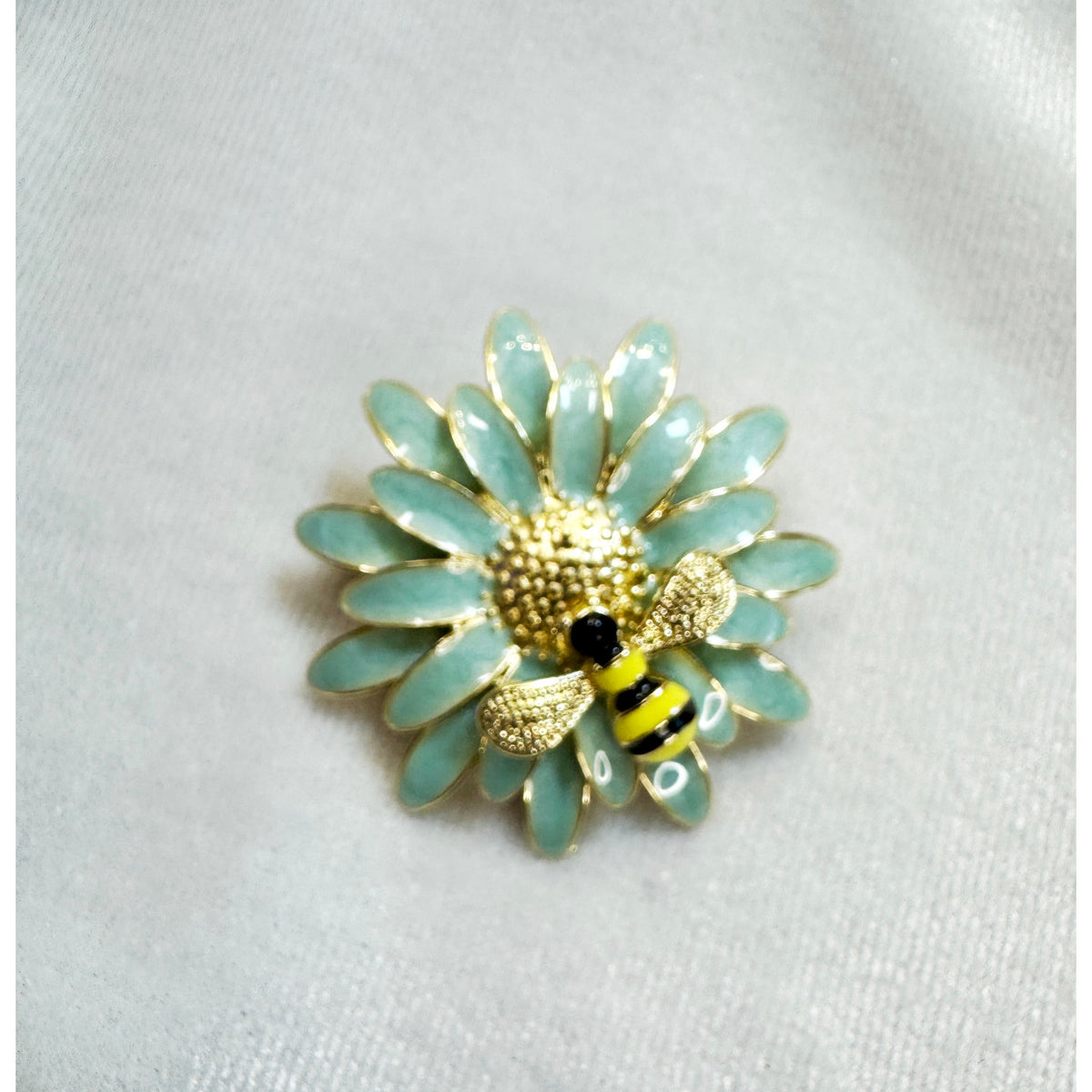 New Enamel Daisy Bee Brooch Pin Blue Flower Gold Tone Nature Garden 1.75" CP198