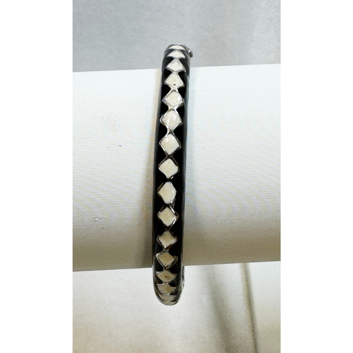 intage Black White Enamel Hinged Bangle Tone Geometric 1/4"  B084