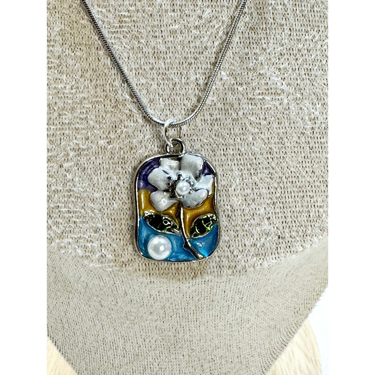 Floral Enamel Pendant Necklace Silver Tone Faux Pearl N449