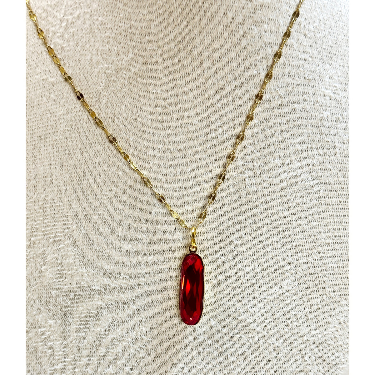 Red Acrylic Pendant Necklace Gold Tone 18" Chain 1" Pendant N458