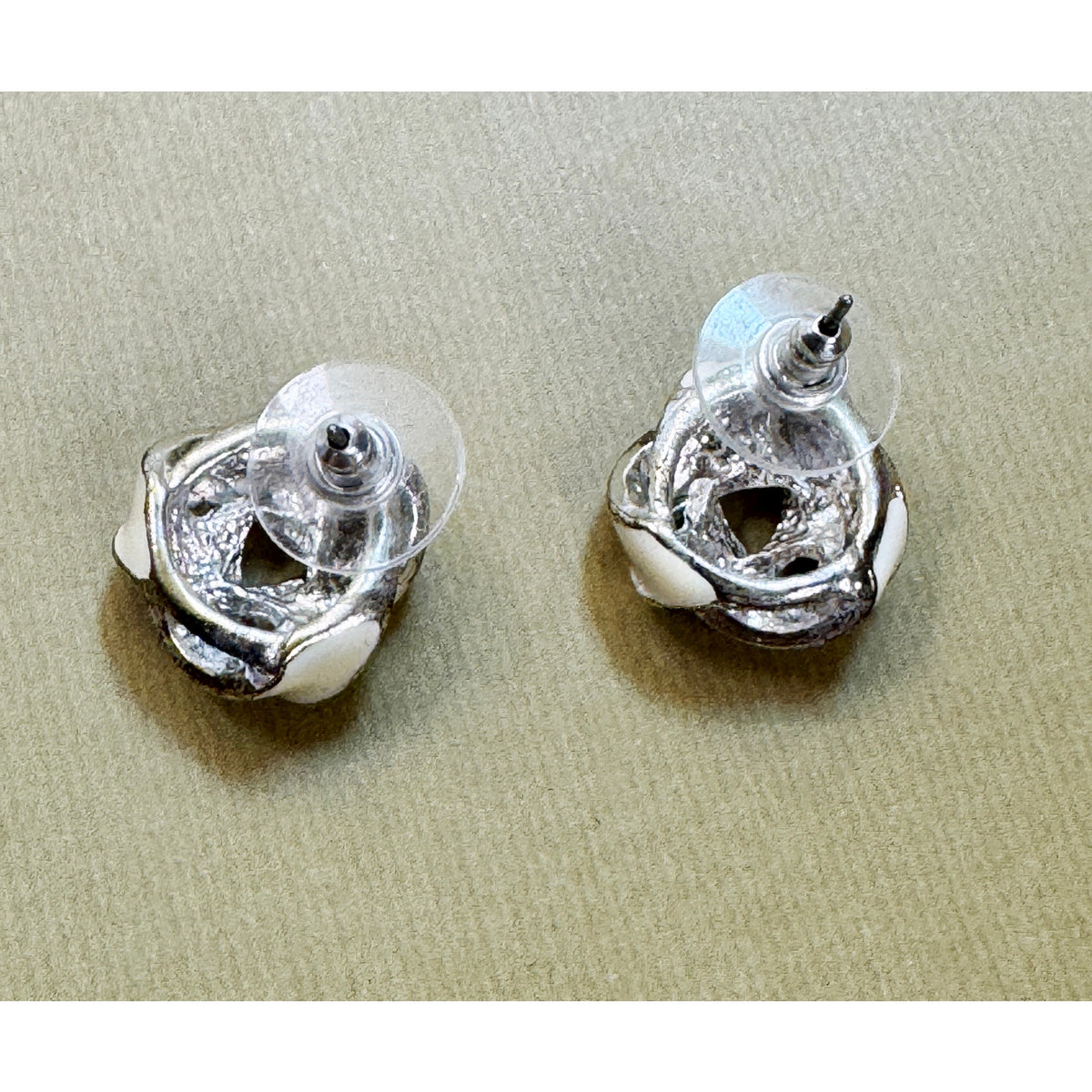 Vintage White Enamel Knot Post Earrings Classic Love Knot 3/4" Pre-Loved E495