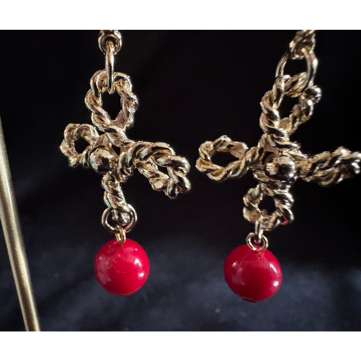 Vintage 1.5” Gold Tone Red Bead Dangle Earrings Twisted Knot Design E98