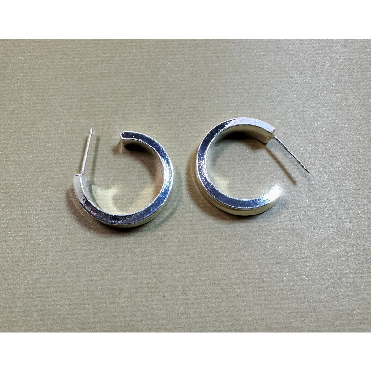 New 925 Silver Plated Hoop Earrings 1 Inch Wide Hoops Droop Proof Backs E310