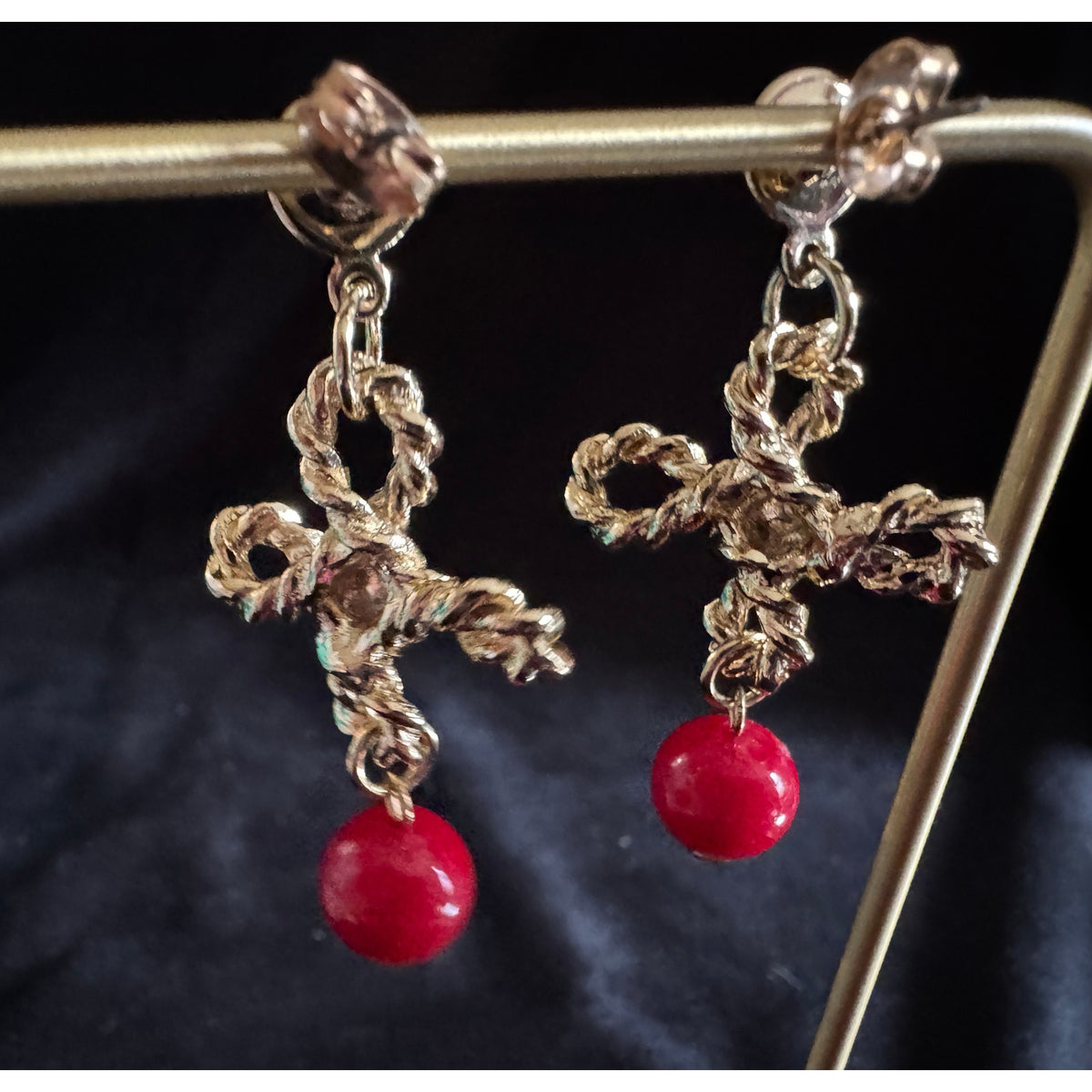 Vintage 1.5” Gold Tone Red Bead Dangle Earrings Twisted Knot Design E98