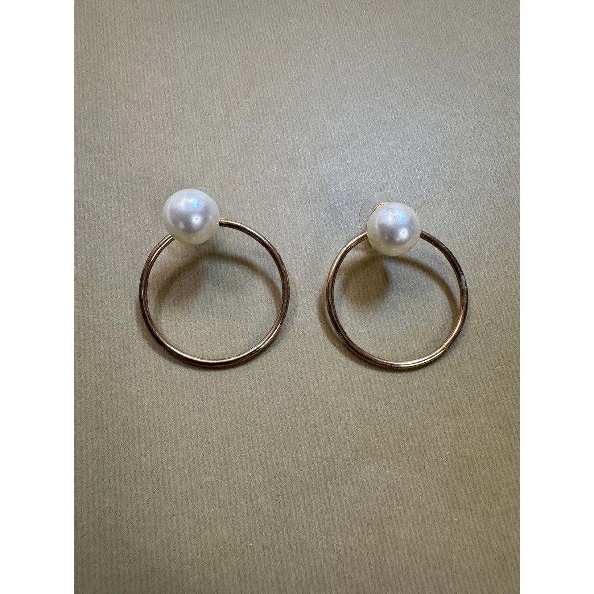 Vintage Faux Pearl Circle Hoop Post Earrings Gold Tone Open Hoop E510