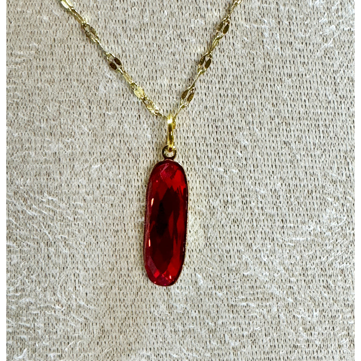 Red Acrylic Pendant Necklace Gold Tone 18" Chain 1" Pendant N458