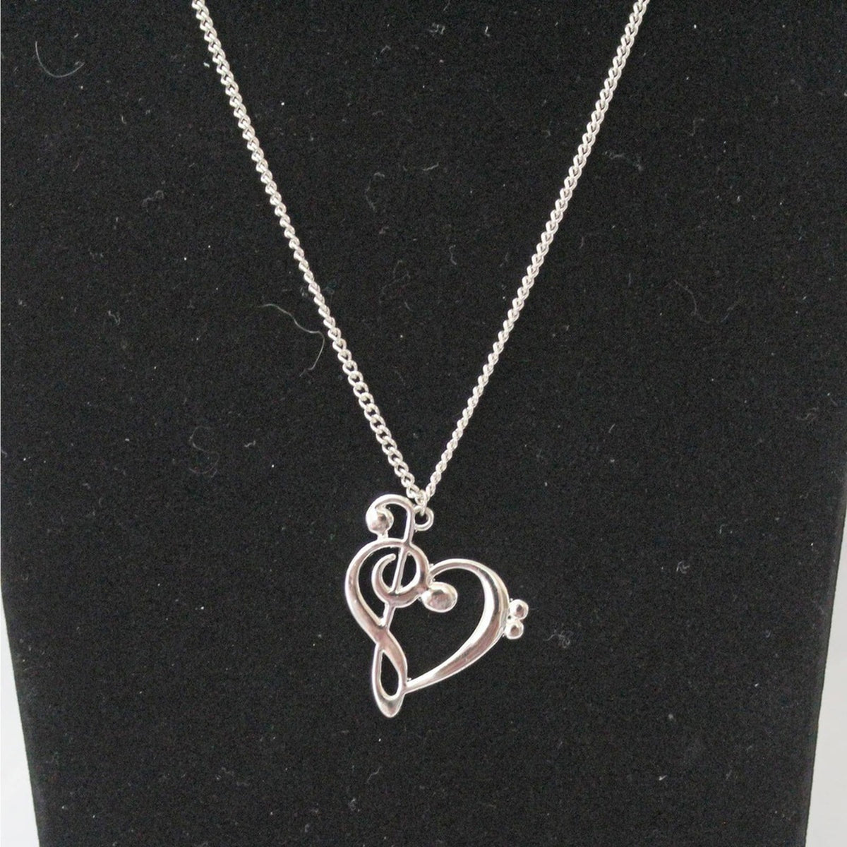 Pre-Owned Silver Toned Necklace with Fancy Heart Shaped Pendant N57