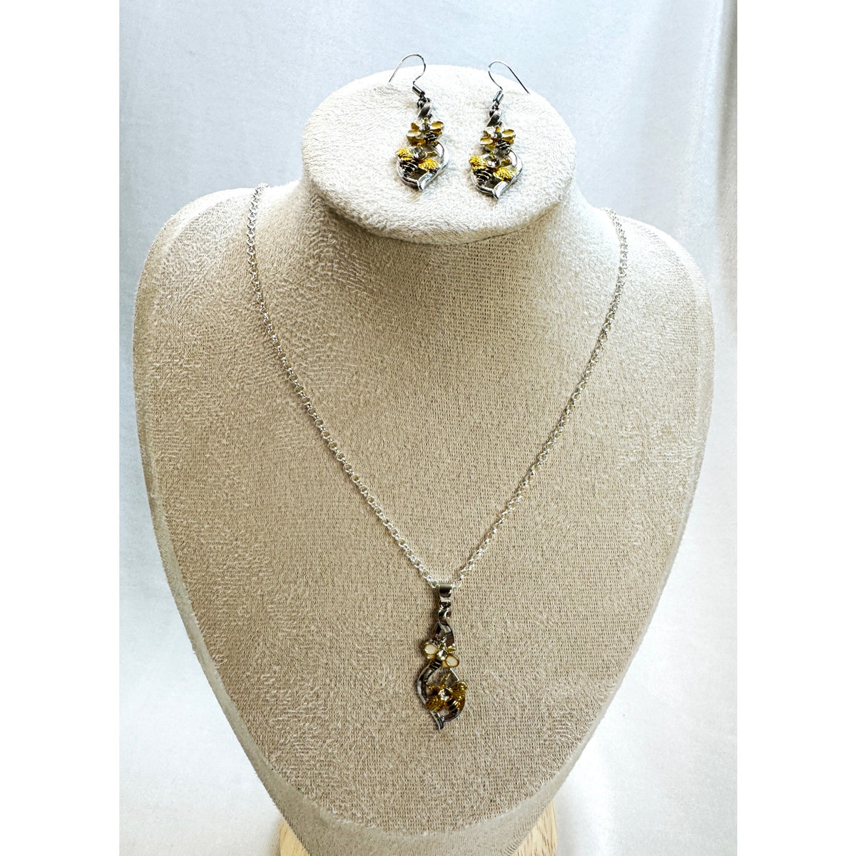 Bee Necklace Earrings Set 20" Chain Rhinestone Bee Floral Jewelry E567