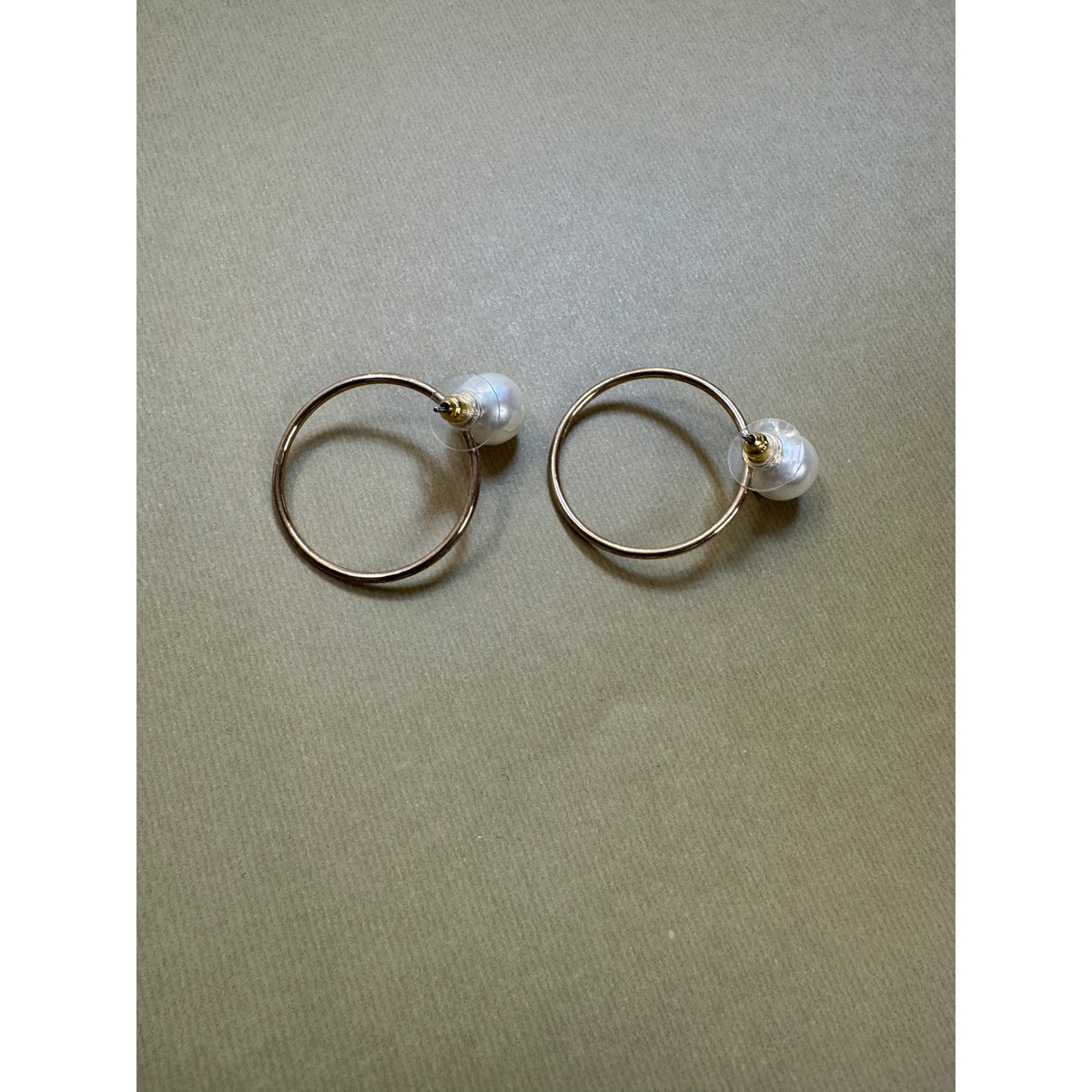 Vintage Faux Pearl Circle Hoop Post Earrings Gold Tone Open Hoop E510