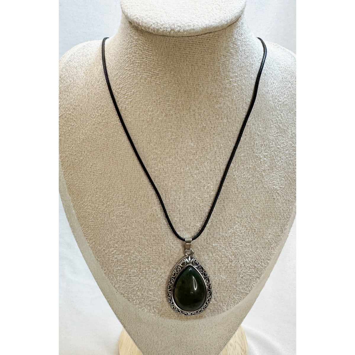 Black Teardrop Stone Pendant Necklace Silver Tone Black Cord Boho New  N383