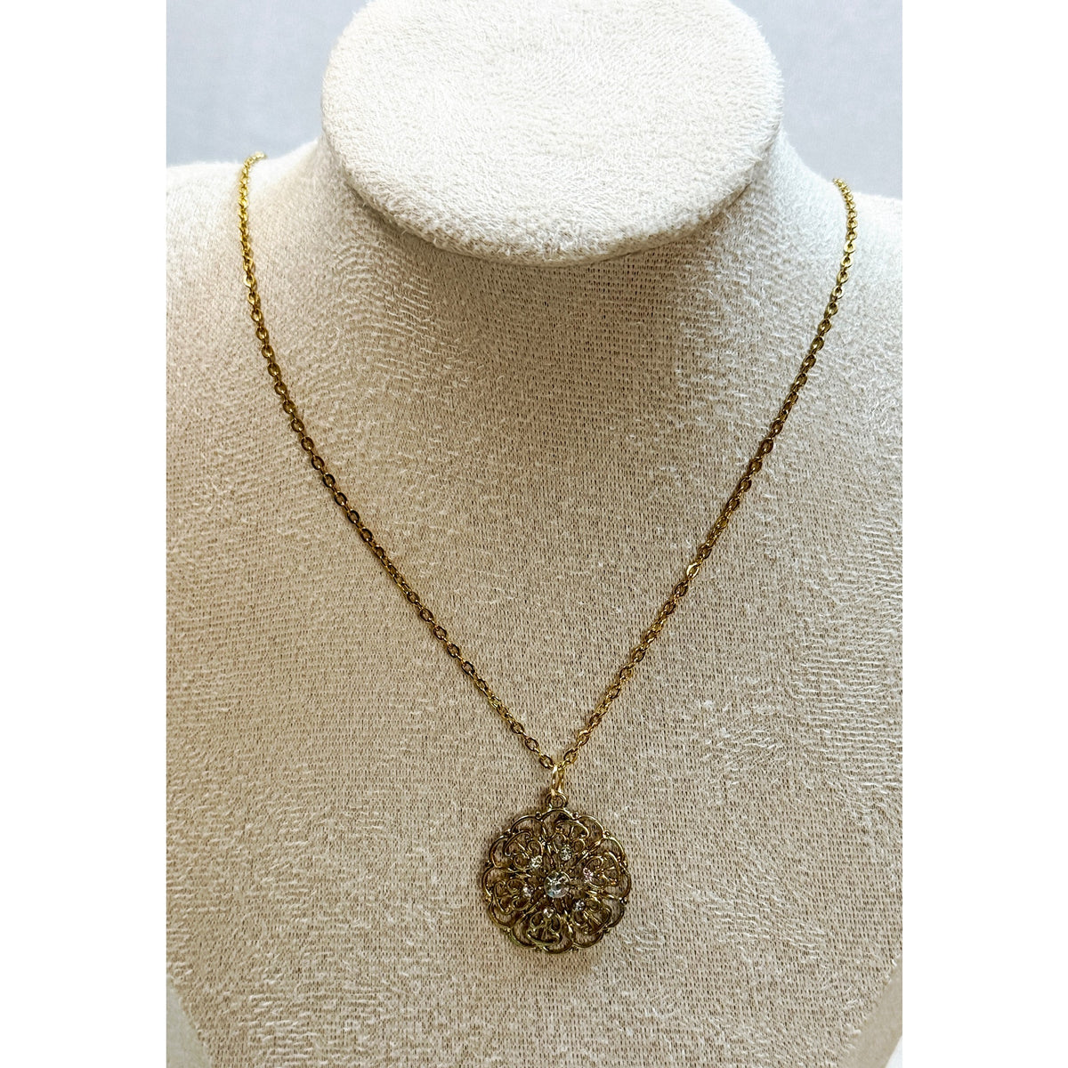 Vintage Gold Tone Rhinestone Filigree Pendant Necklace Floral 18" Chain N439