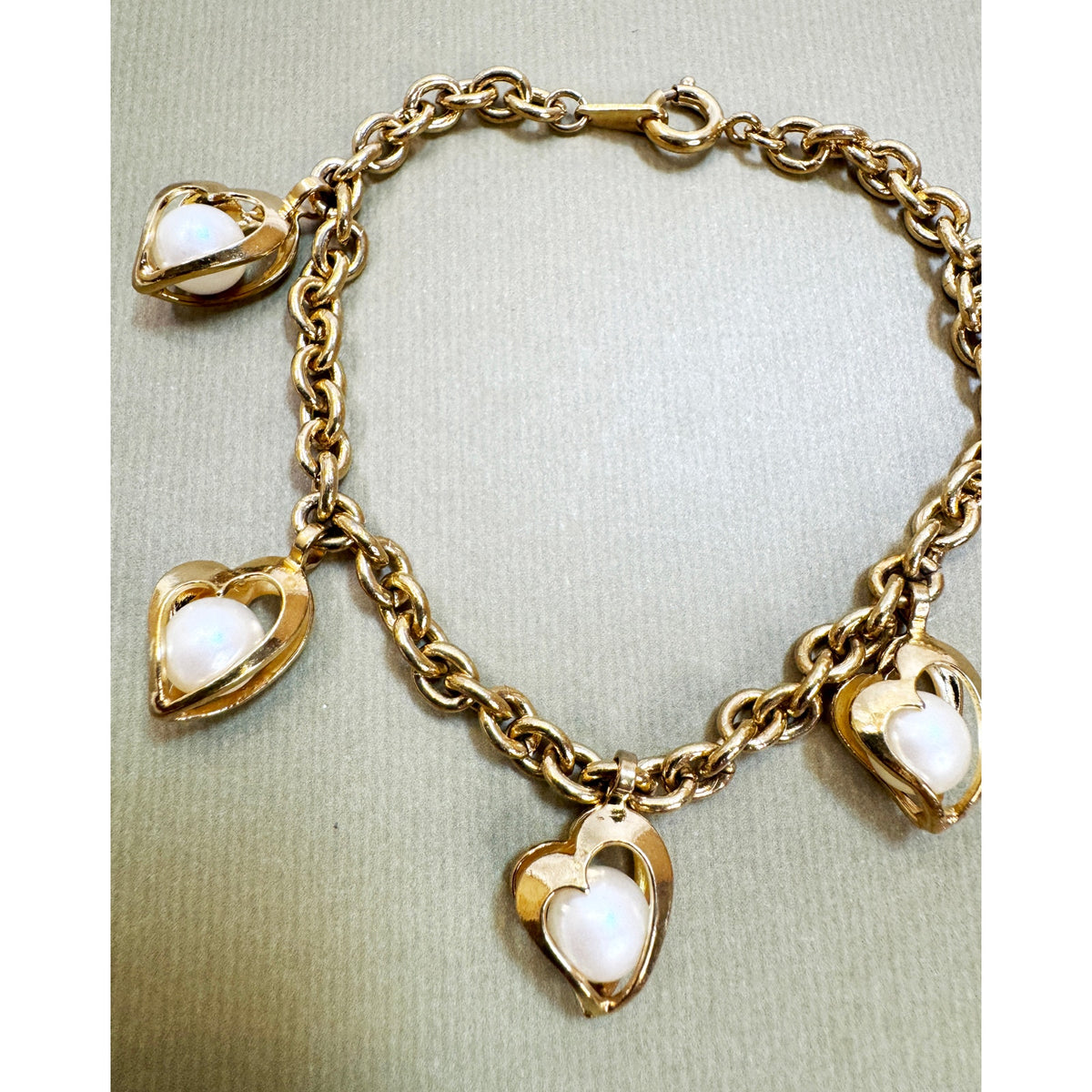 Vintage Gold Tone Faux Pearl Heart Charm Bracelet 7.25" Dangle Hearts B098