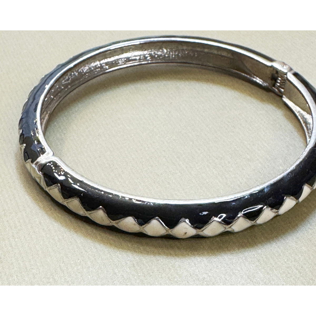 intage Black White Enamel Hinged Bangle Tone Geometric 1/4"  B084