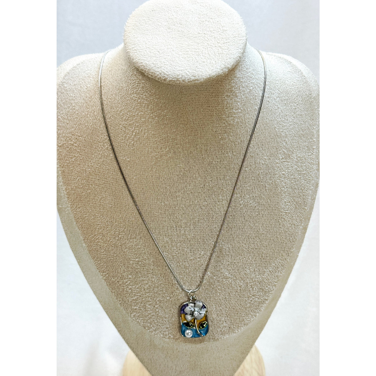 Floral Enamel Pendant Necklace Silver Tone Faux Pearl N449