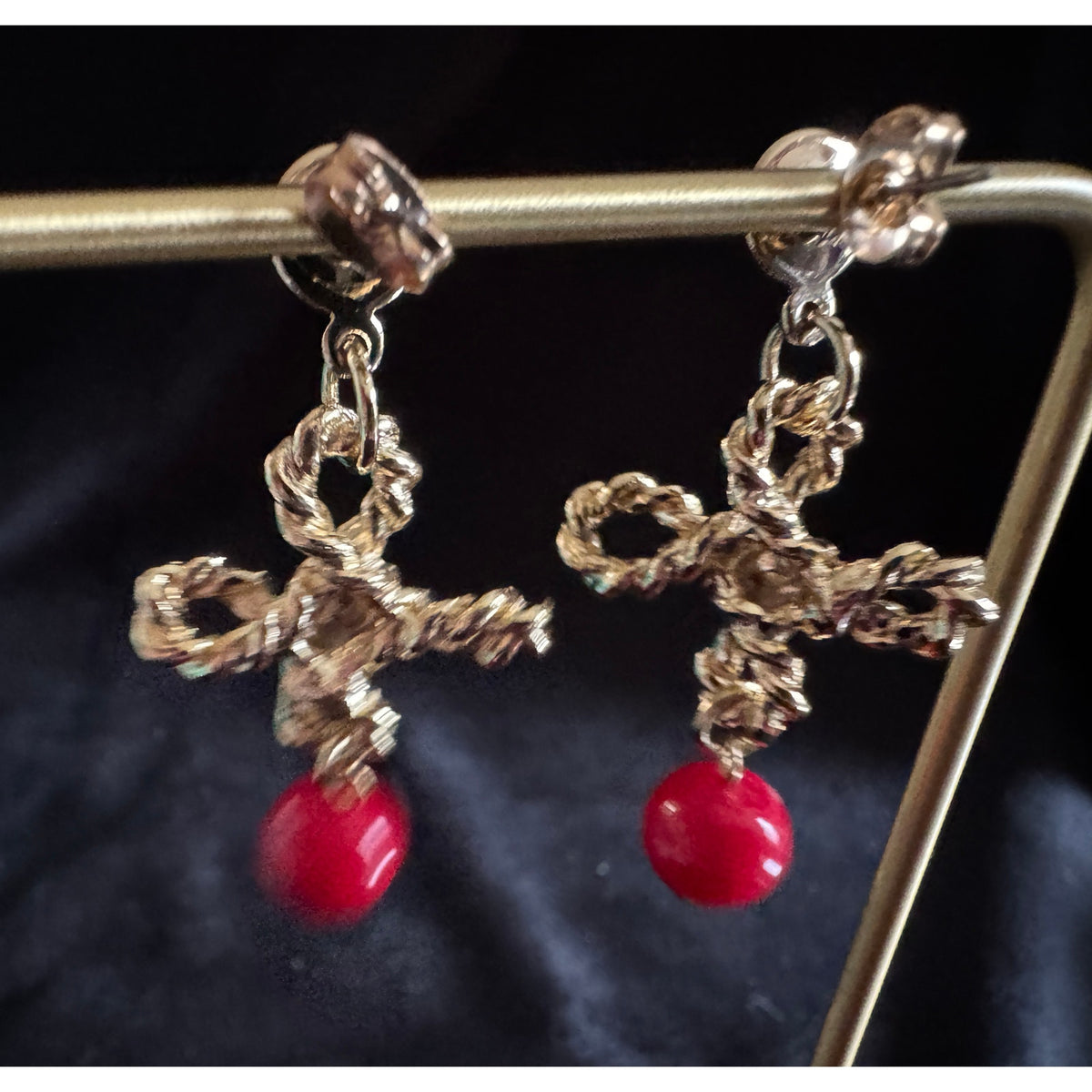 Vintage 1.5” Gold Tone Red Bead Dangle Earrings Twisted Knot Design E98