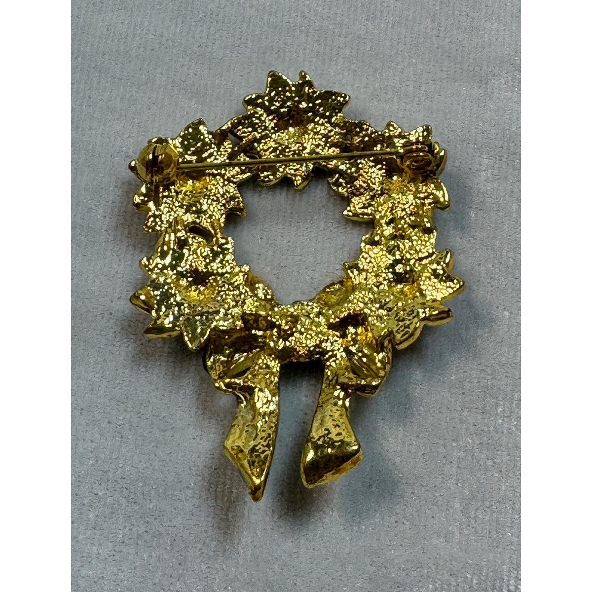 New Enamel Christmas Wreath Brooch Pin Red Poinsettia Green Bow 2" CP160