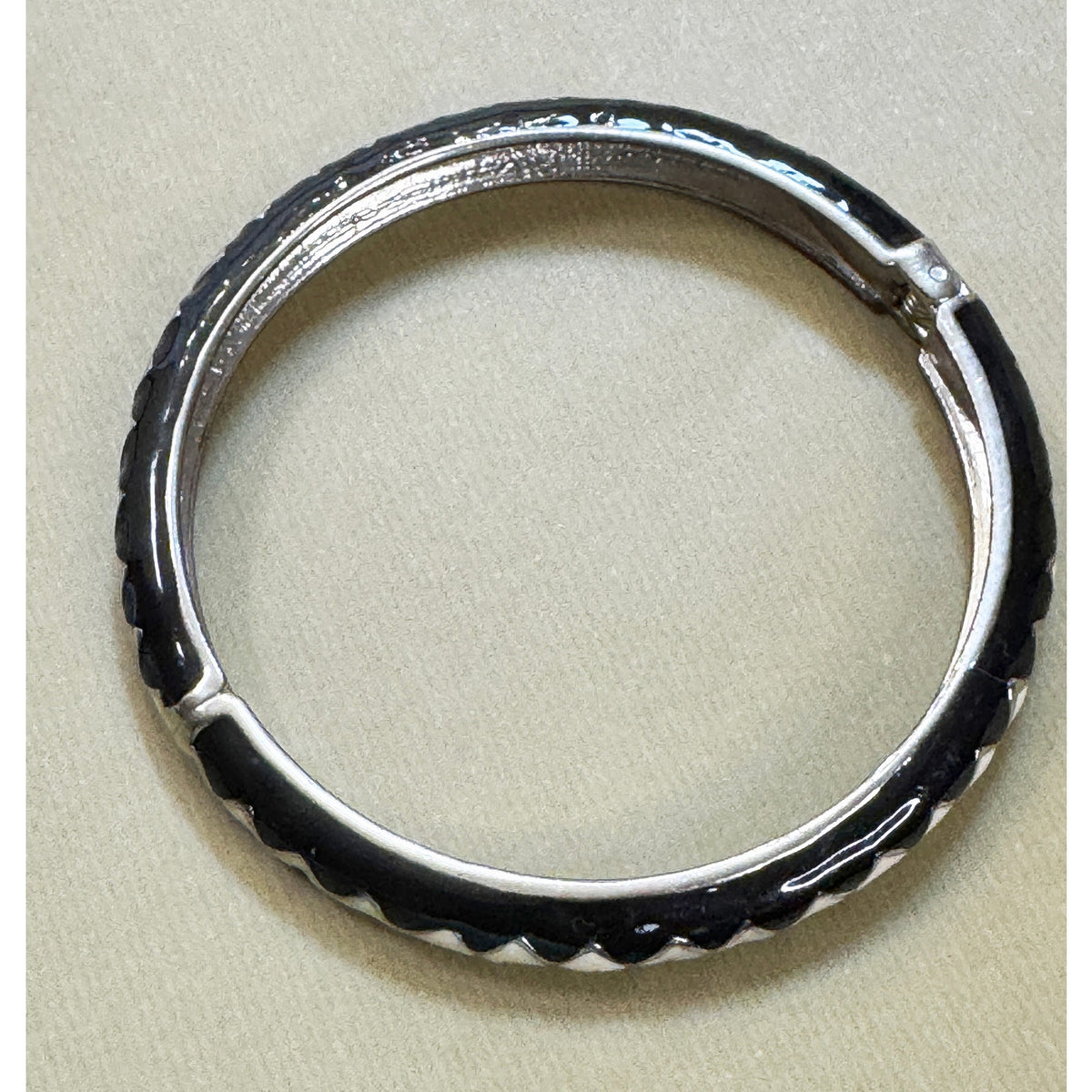 intage Black White Enamel Hinged Bangle Tone Geometric 1/4"  B084